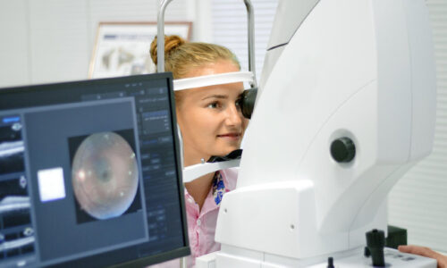 Un bilan préopératoire est nécessaire avant la chirurgie réfractive, afin de vérifier les contre-indications. Deposit photos